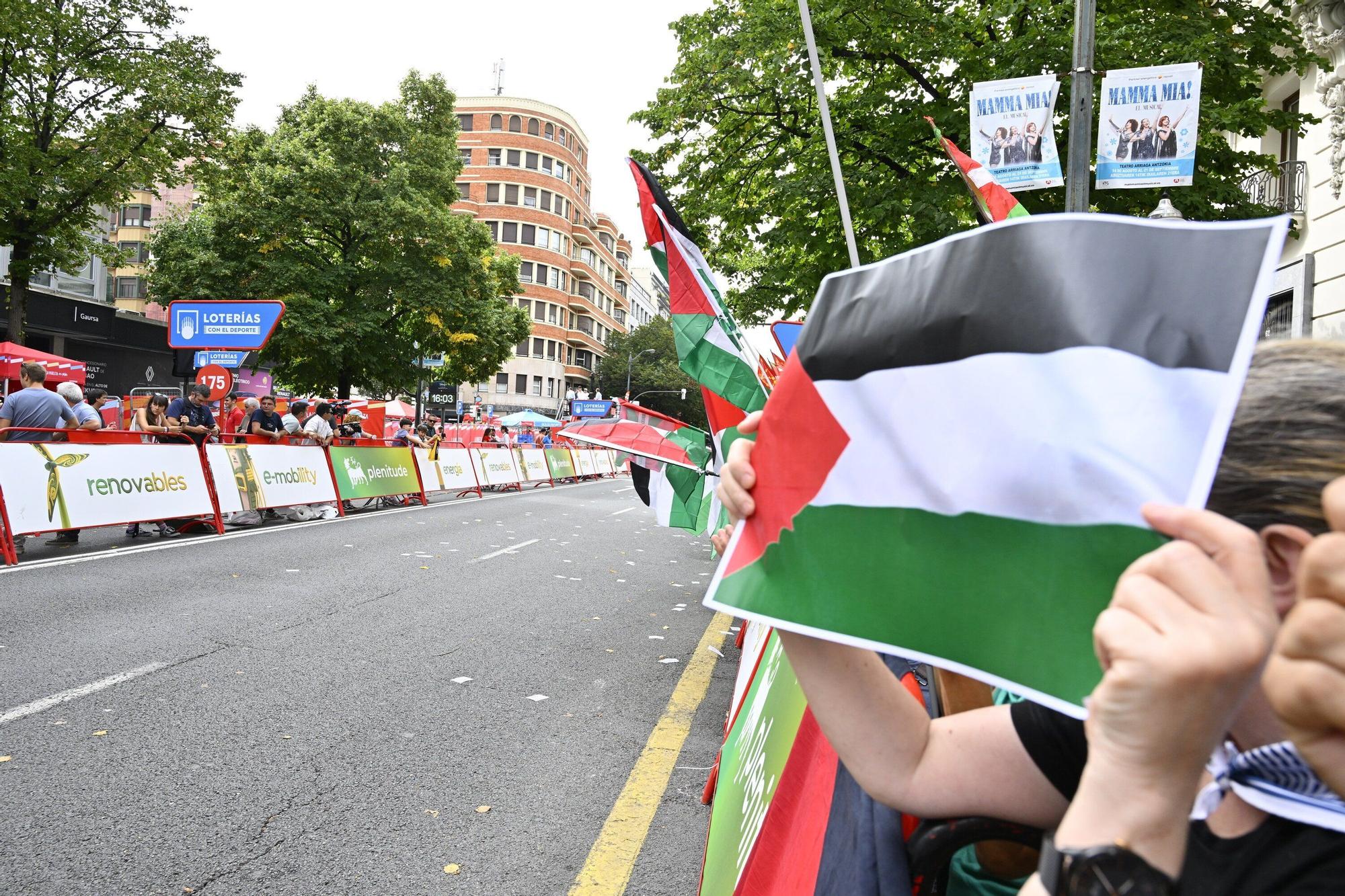 En imágenes: protesta contra el Israel al paso de la La Vuelta por Bilbao