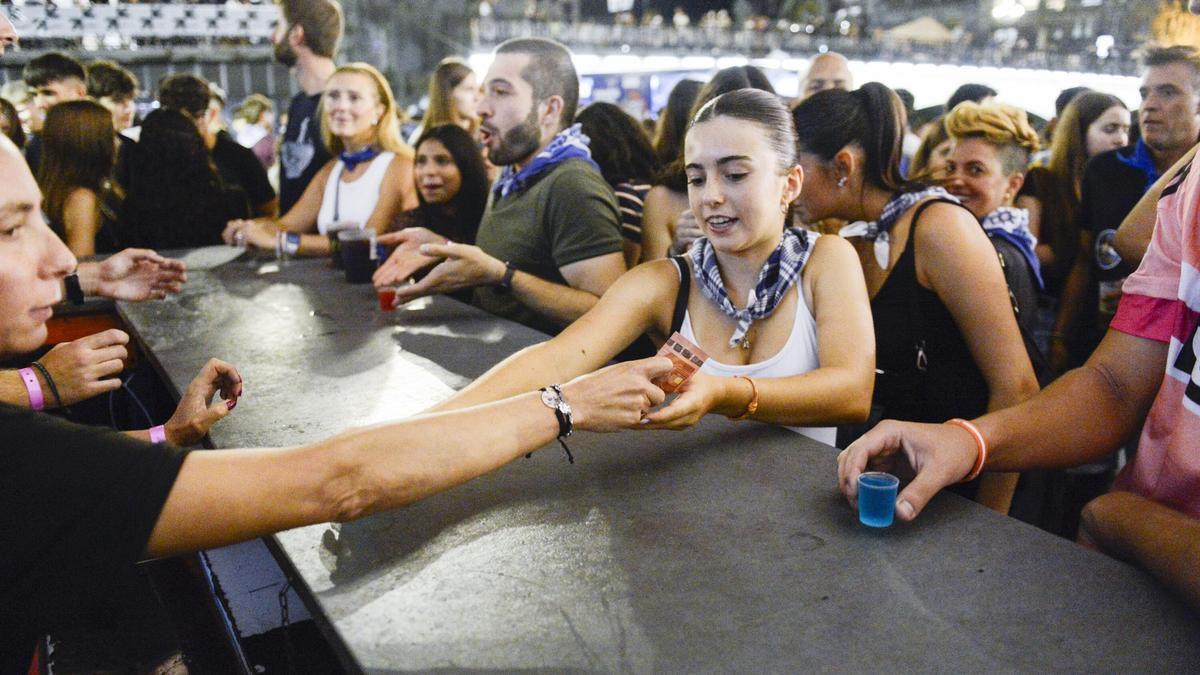 Varias personas esperan a ser atendidas en la barra de Moskotarrak.