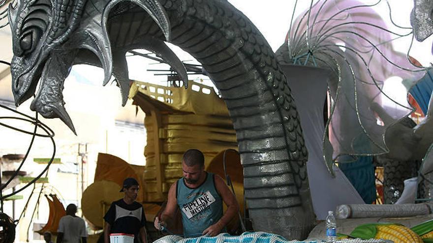 Un hombre trabaja arreglando detalles para el desfile de Carnaval 2011.