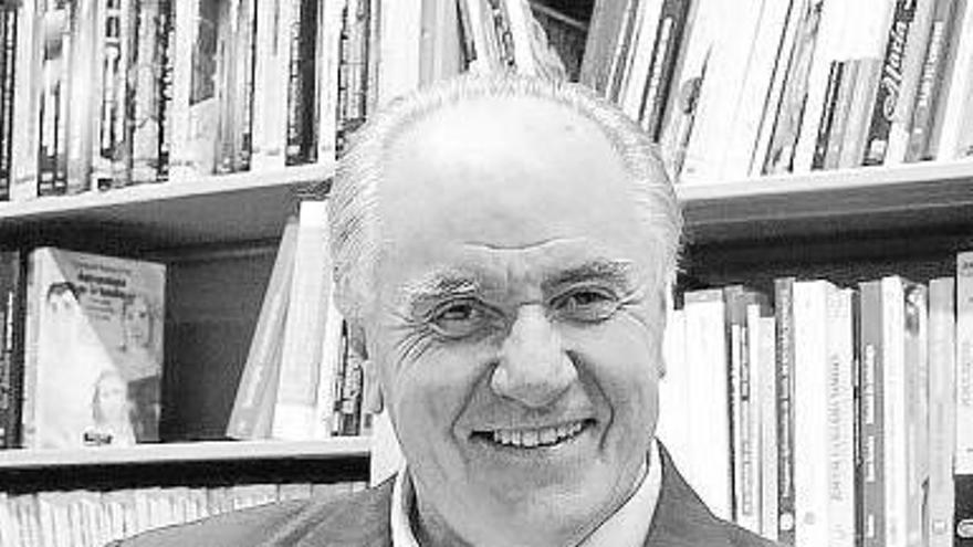 José Antonio Pagola, con el libro en sus manos.
