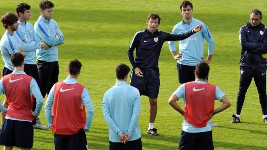 José Ángel Ziganda da instrucciones a sus jugadores durante el entrenamiento previo al partido de esta tarde ante el Almería.