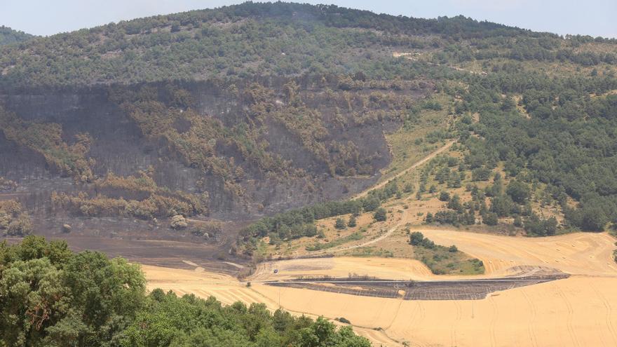 Las tormentas y el granizo obligan a retirarse a los medios aéreos del incendio de Ezkabarte
