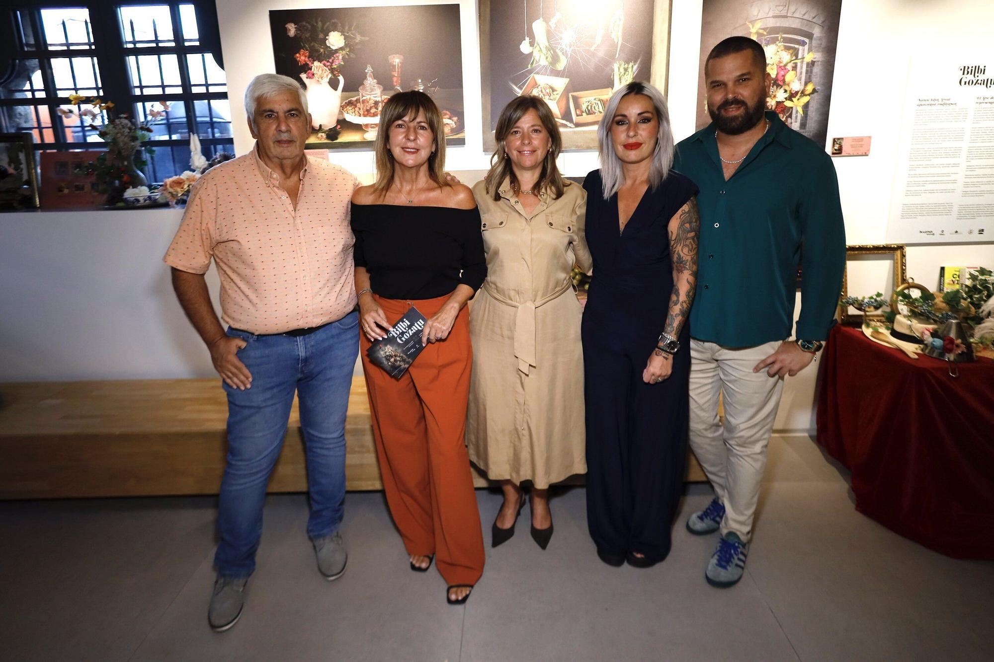 Michel Guantes, la actriz Maribel Salas, Begoña Castaños, la fotógrafa artista Bego Elexpe y Borja Elorza posaron junto a algunos de los trabajos.
