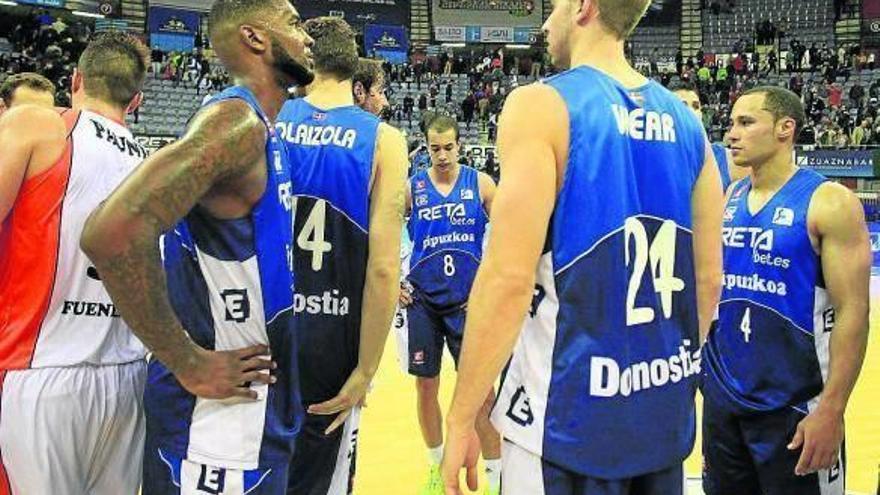 Milbourne y Wear, los dos americanos del GBC, junto al resto de la plantilla en Illunbe.