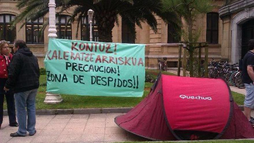 La huelga de los trabajadores obliga a cerrar la piscina  del polideportivo de Etxadi