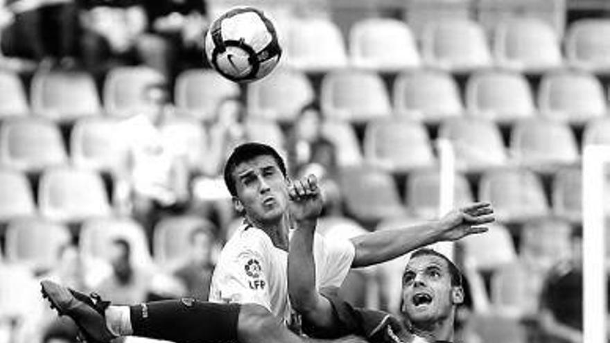 Soldado y Oier disputan el balón.