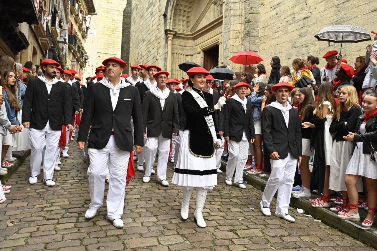 El Alarde desfila por las calles de Hondarribia