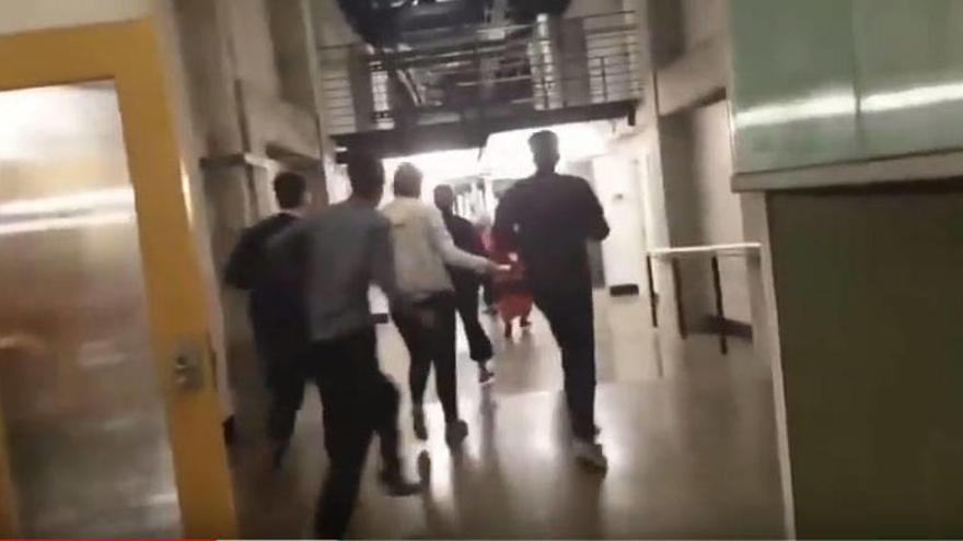 Estudiantes corren sobresaltados en la Universidad de Washington.