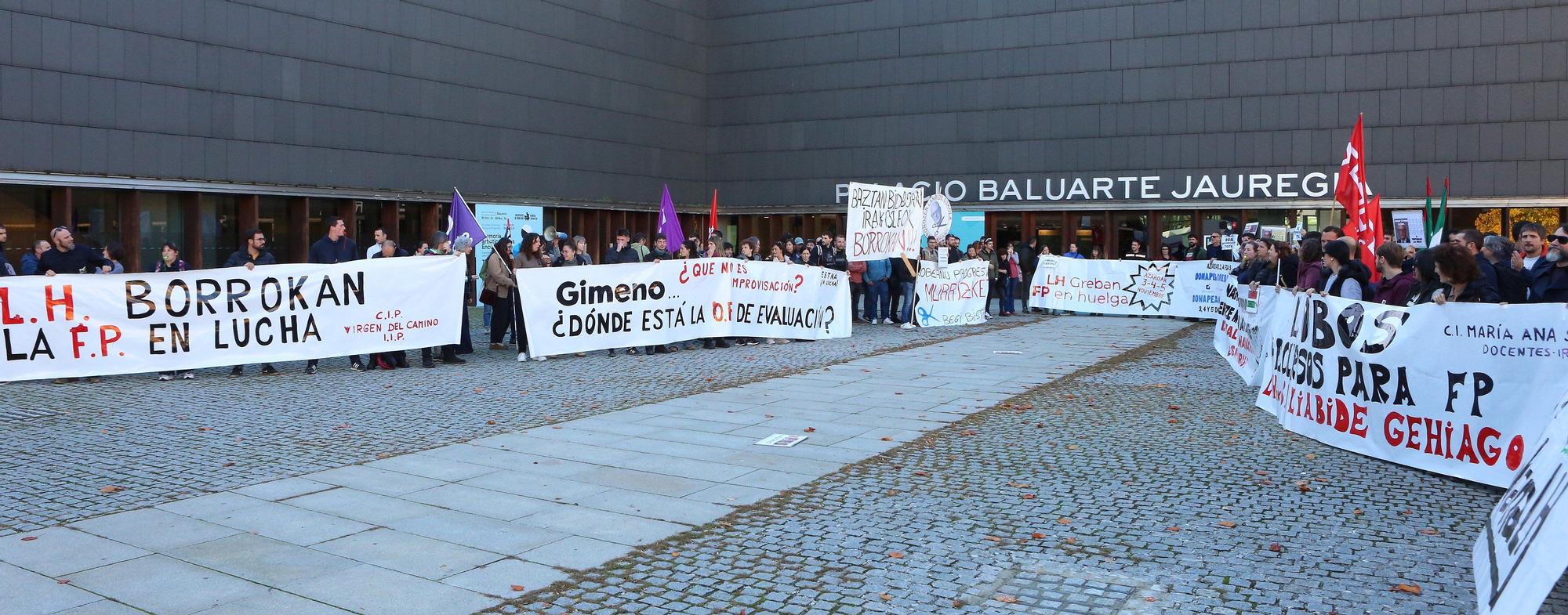 FOTOS | Momentos de tensión en la concentración de docentes de FP ante el Foro del Baluarte