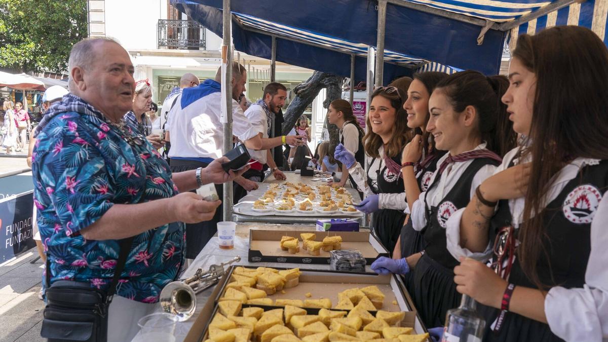 Pintxo-pote solidario organizado este viernes por Akelarre y Siberiarrak en la plaza del Arca