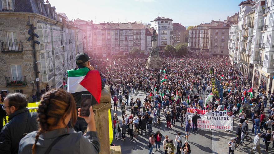 Miles de alaveses muestran su apoyo a Palestina en las calles