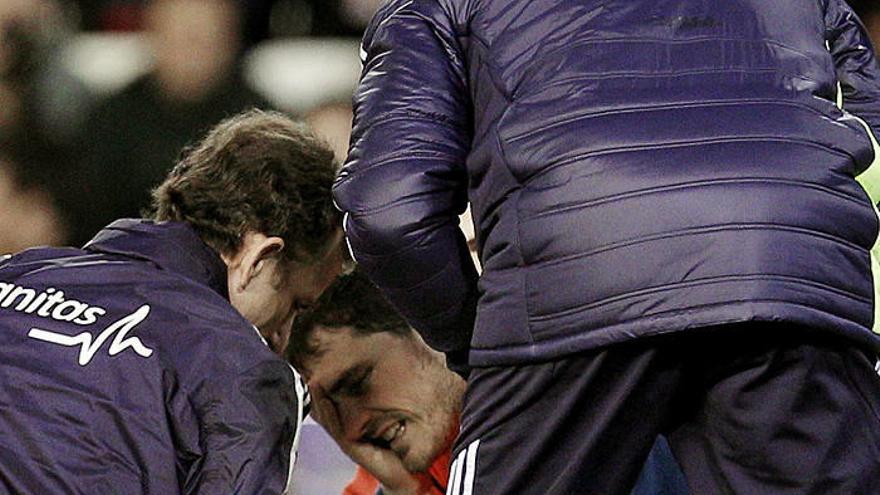 El portero del Real Madrid Iker Casillas tras lesionarse en su partido ante el Valencia.