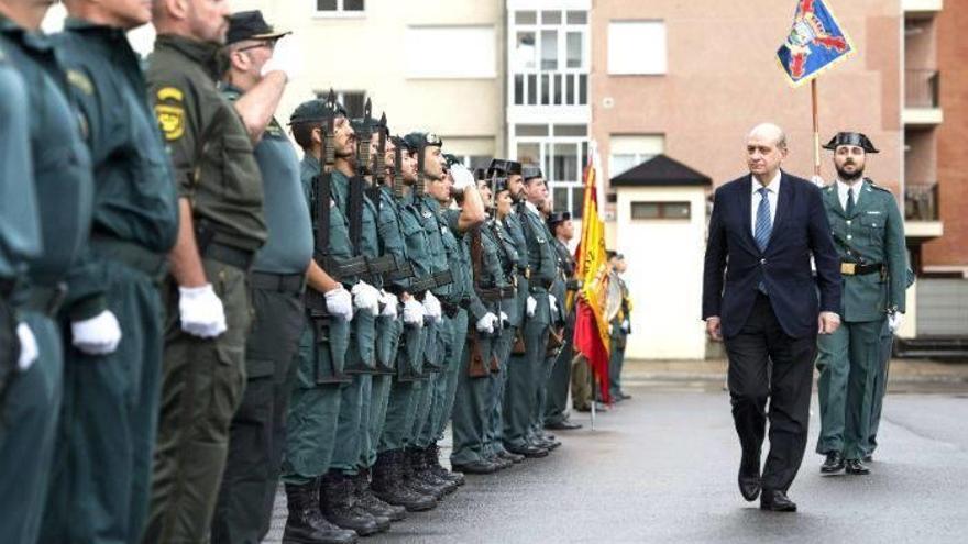 El ministro del Interior, Jorge Fernández Díaz, pasa revista a su llegada a los guardias civiles del cuartel de Gasteiz.