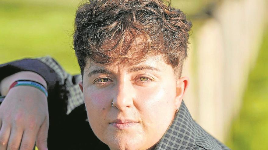 “Maitasunari heltzen diot, mundu honen kontra joateko, nire arma handiena balitz bezala”