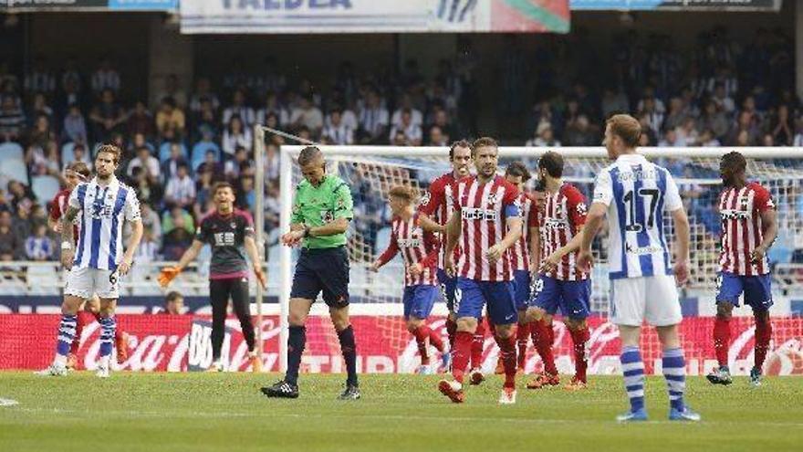 Los jugadores del Atlético se dirigen al centro del campo tras marcar el primer gol.