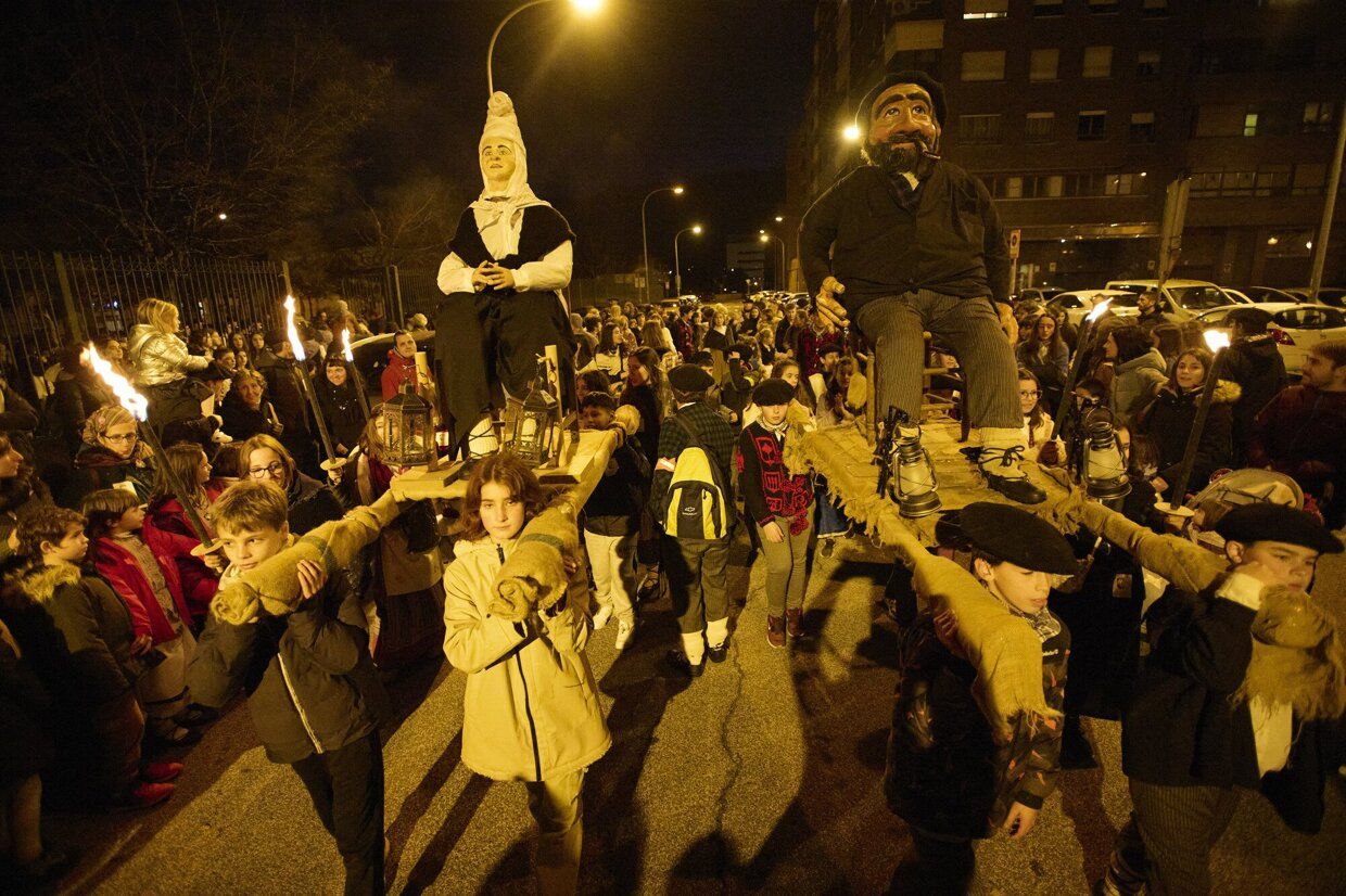 Olentzero y Mari Domingi recogen las últimas cartas en Iturrama