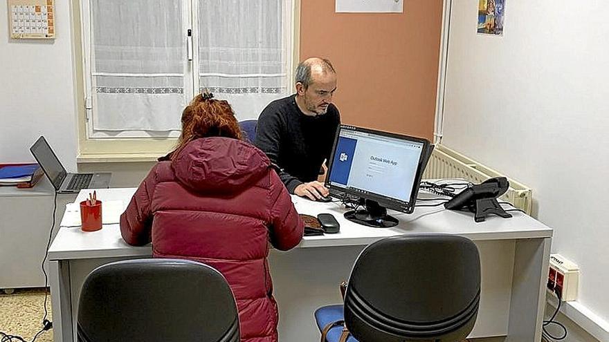 Una persona es atendida en la Oficina de Energía.  | FOTO: N.G.