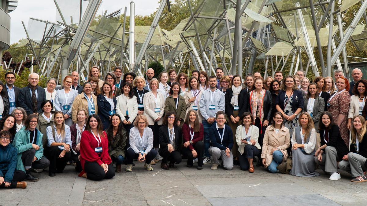 Los participantes del proyecto posan para una foto.