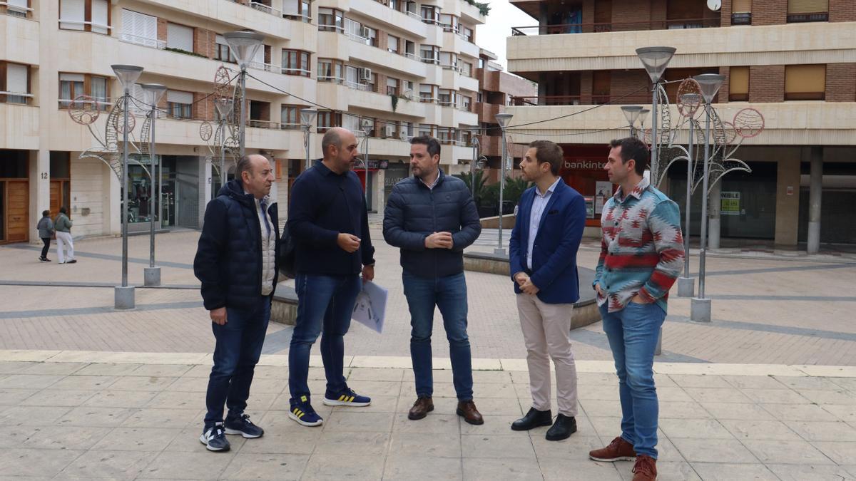 Vecinos y responsables municipales tras la firma del convenio.