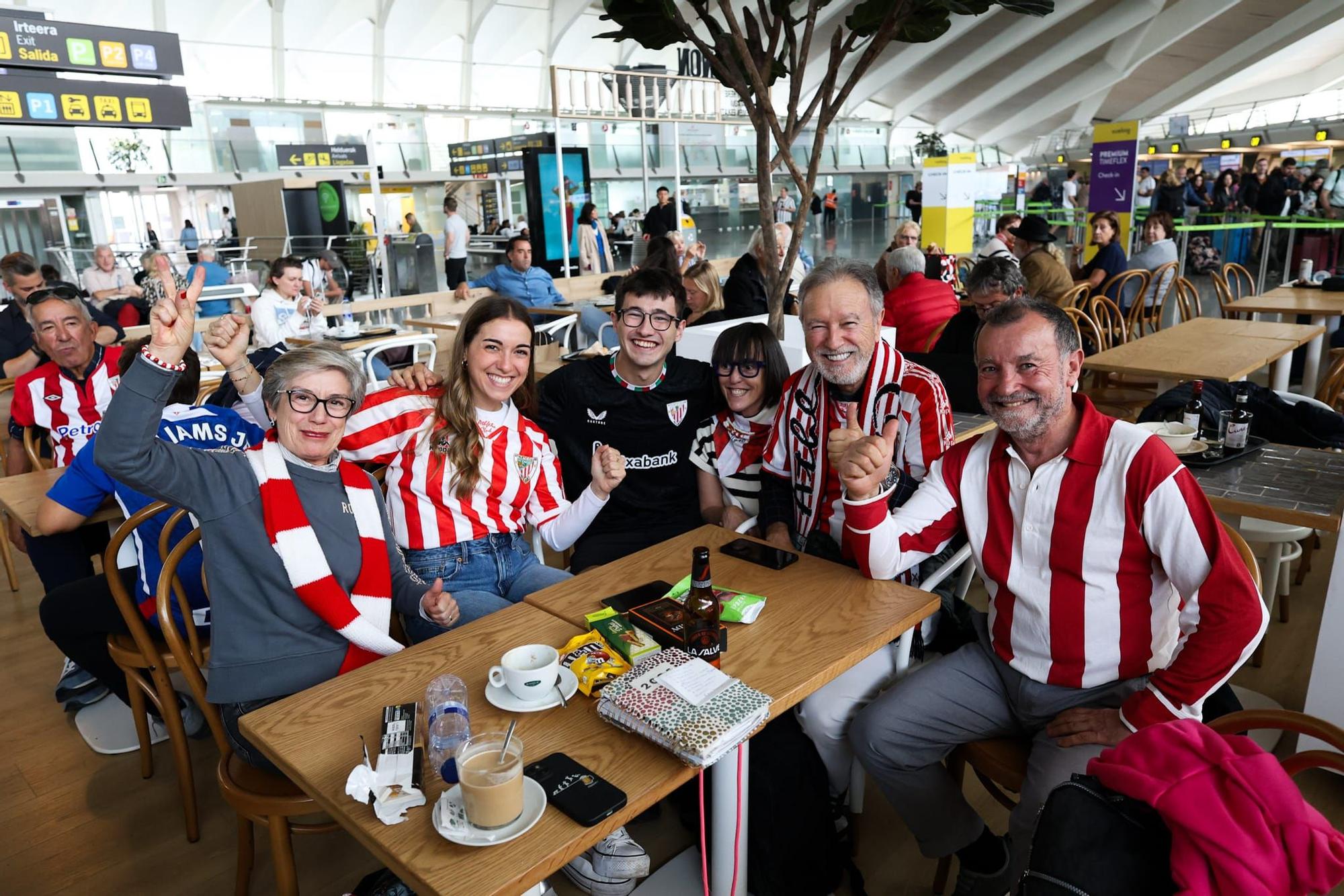 Aficionados del Athletic en el aeropuerto de Bilbao antes de viajar a Dortmund