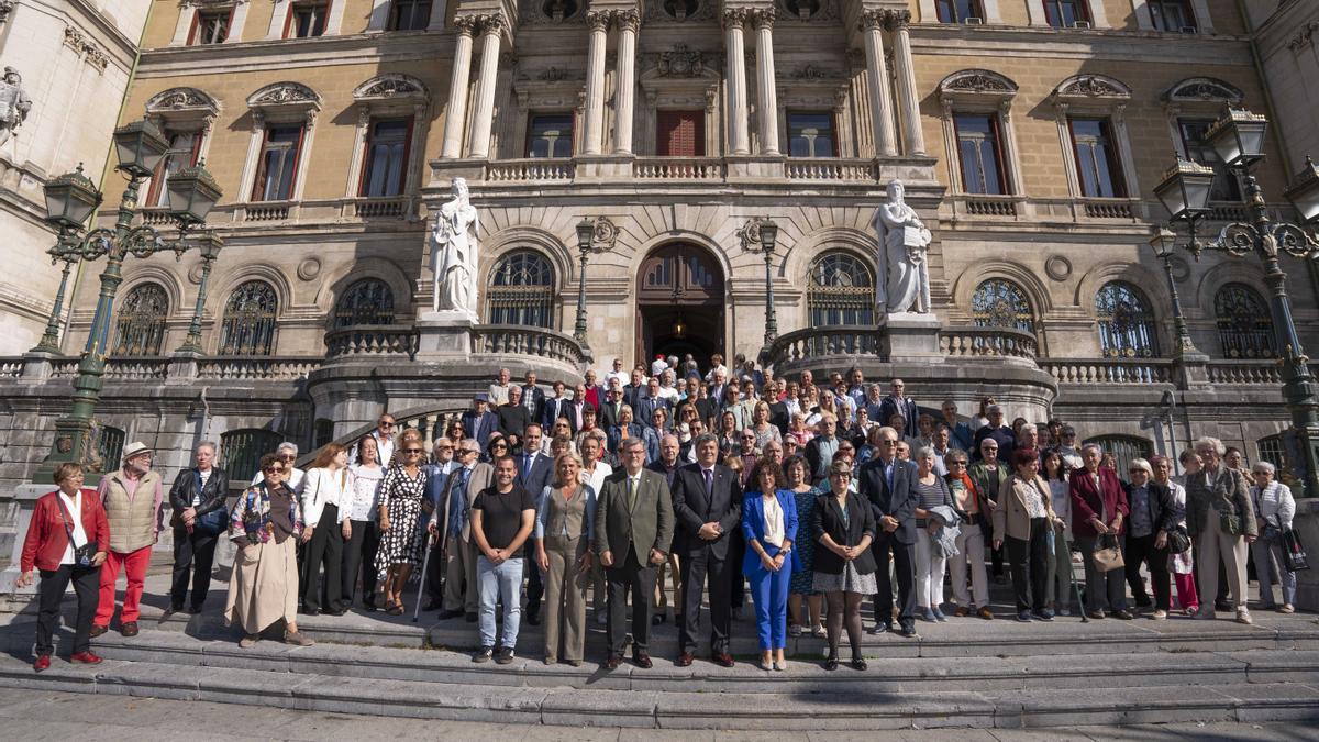 Adinekoen elkarteak udaletxea bisitatu dute.