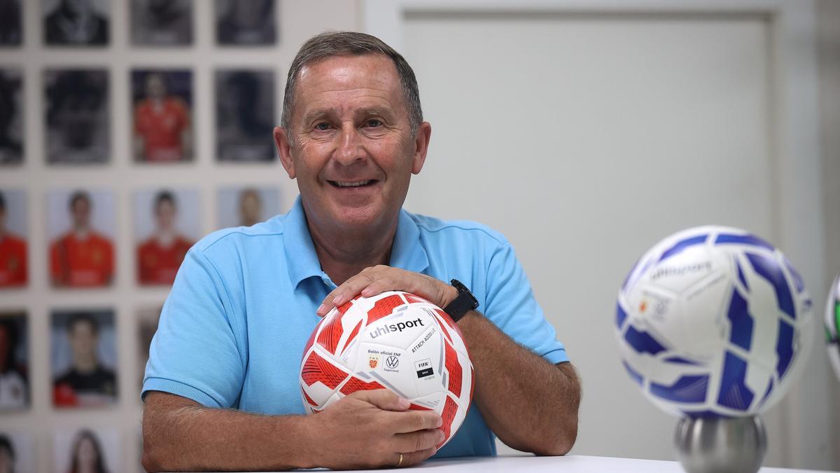 Rafa del Amo, presidente de la Federación Navarra de Fútbol, posa para la entrevista en las oficinas.