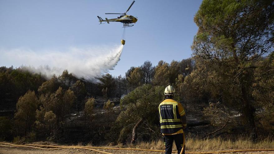 Bomberos trabajan para “anclar” el perímetro del incendio de Carcastillo