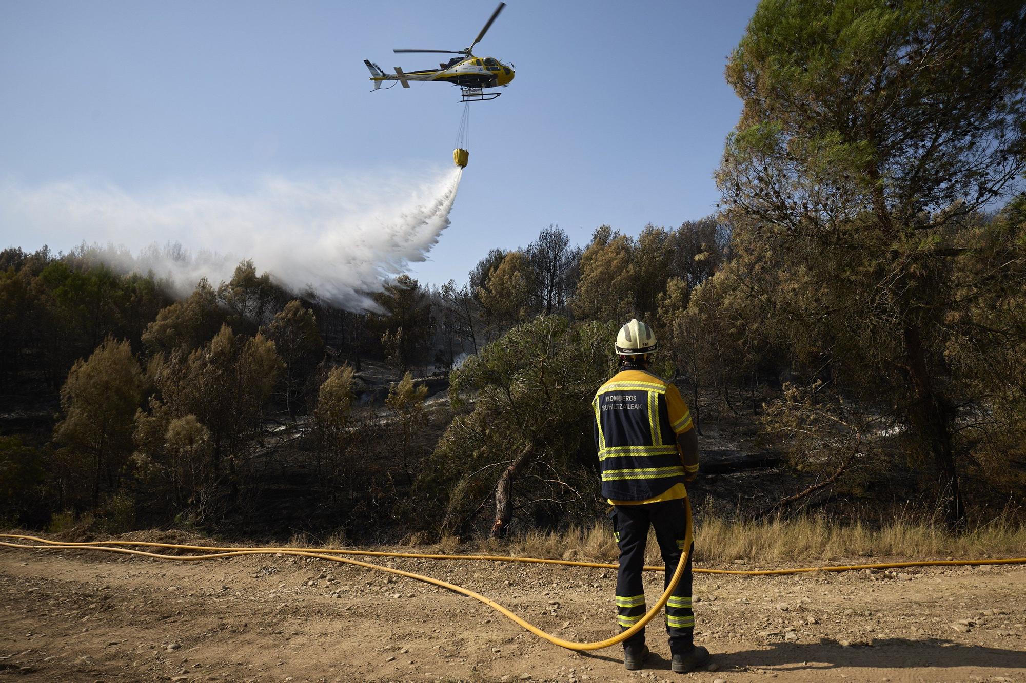 Fotos de la lucha contra el fuego en Carcastillo este lunes 11 de agosto