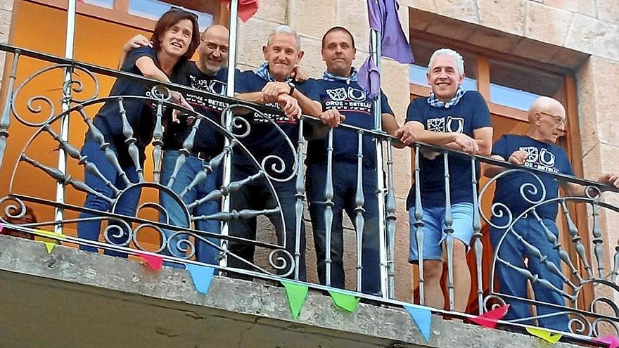 Las personas mayores de se reunieron en una misa y un lunch en su Día. 