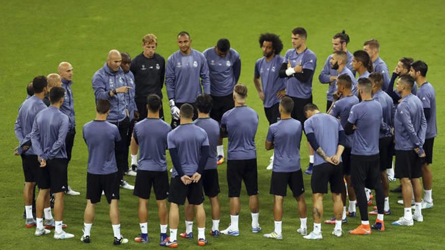 Zidane da instrucciones a sus jugadores en el entrenamiento previo a la final.