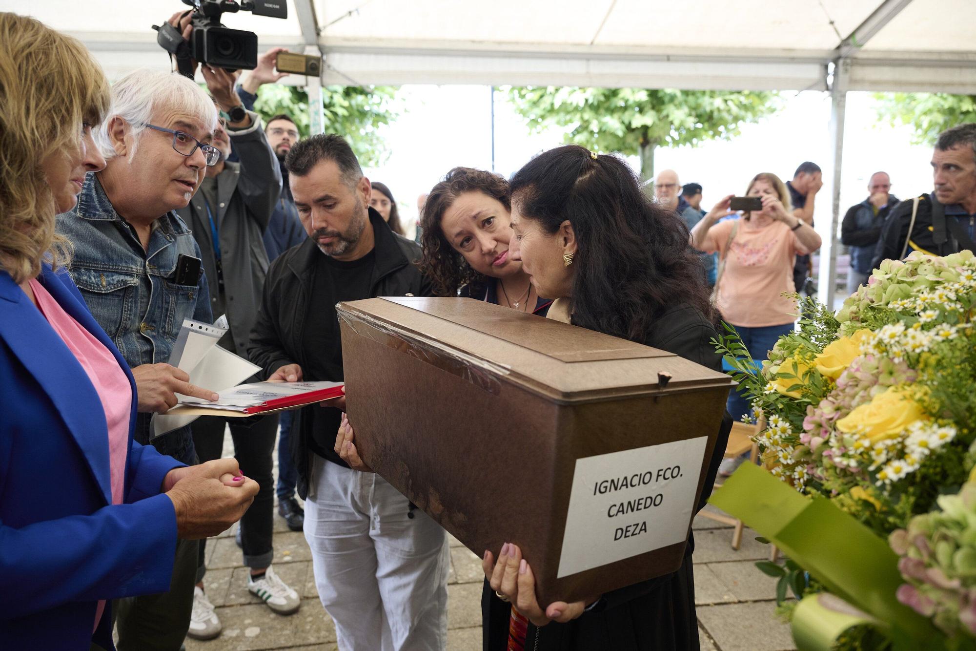 Ana Ollo entrega los restos del joven estadounidense fusilado a su familia en Berriozar