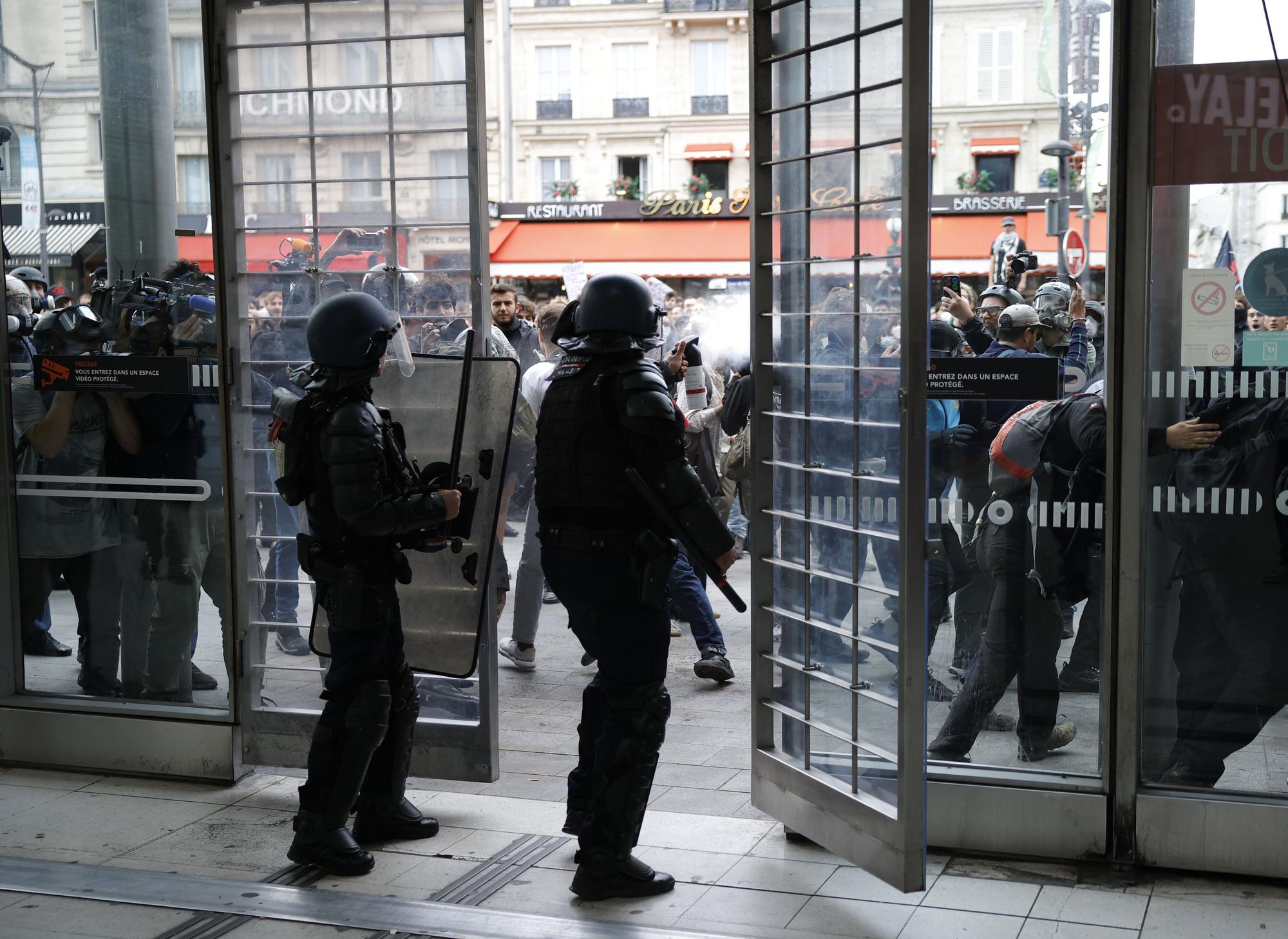 Casi 300 detenidos en una jornada de movilizaciones y bloqueos en Francia