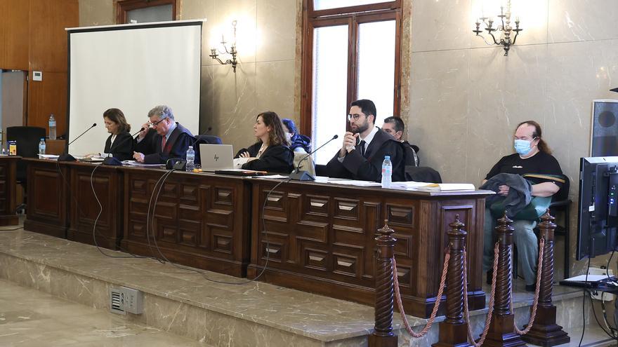 La fiscal del caso del bebé que murió arrojado a un contenedor: &quot;Nació viva y llegó caliente al hospital&quot;