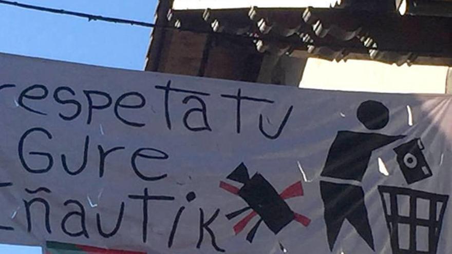 Pancarta en Ituren pidiendo a los medios de comunicación &quot;respeto&quot; a los carnavales, tras las denuncias del pasado año por maltrato animal.