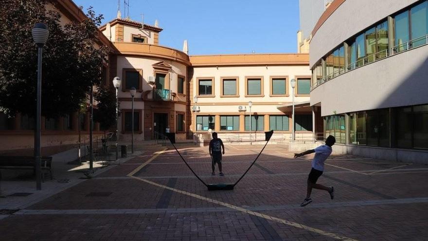 Dos niños juegan en el patio de la Casa de la Juventud y centro cívico Lestonnac.
