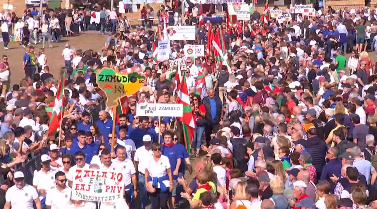En imágenes: El Alderdi Eguna reúne a miles de jeltzales en un ambiente festivo