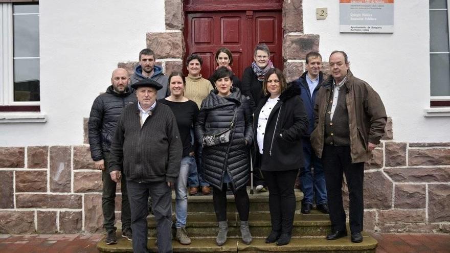 María Solana, consejera de Educación, visita la escuela pública de Auritz/Burguete, con motivo de la nueva consideración de centro de difícil provisión, también en Erro y Aurizberri.