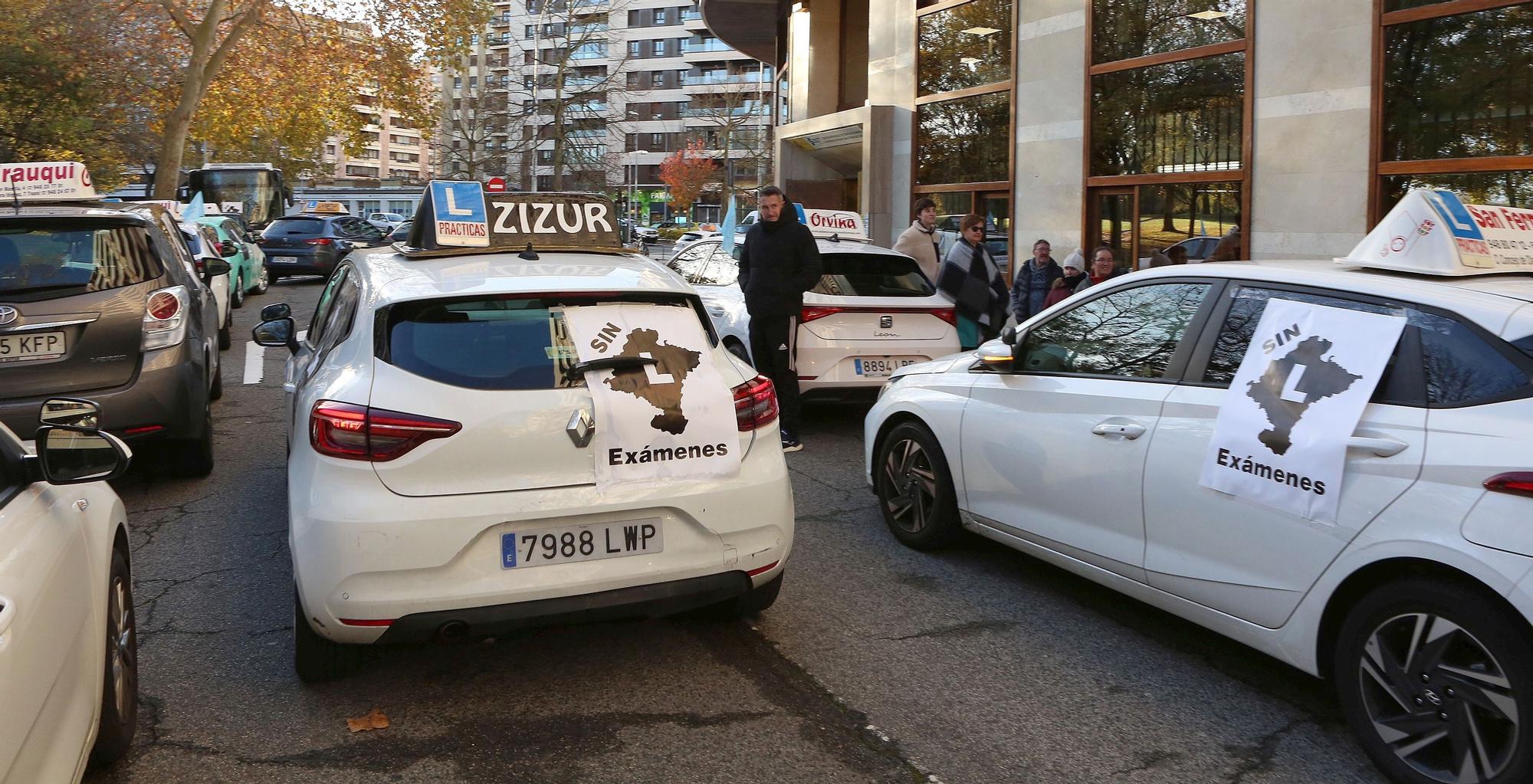 Fotos de la marcha de coches de autoescuelas en protesta por la falta de examinadores