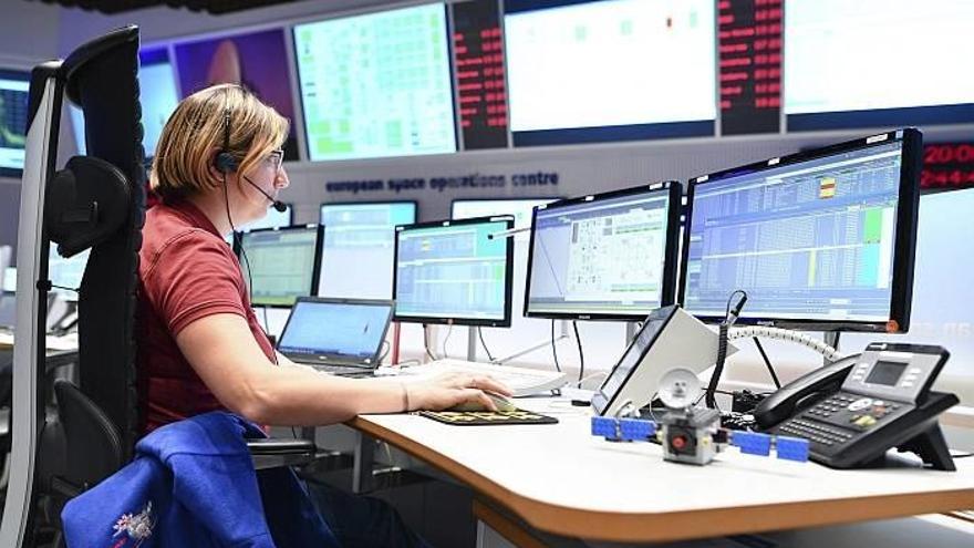 Una empleada controla varias pantallas en el centro de control de la misión &quot;ExoMars&quot; de la Agencia Espacial Europea (ESA) en Darmstadt (Alemania)