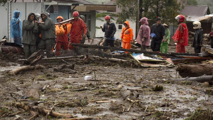 Las inundaciones en Indonesia dejan ya casi 420 muertos y más de 350 desaparecidos