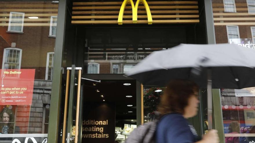 Una mujer pasa por delante de un establecimiento de McDonald&#039;s en Londres. Foto: Afp