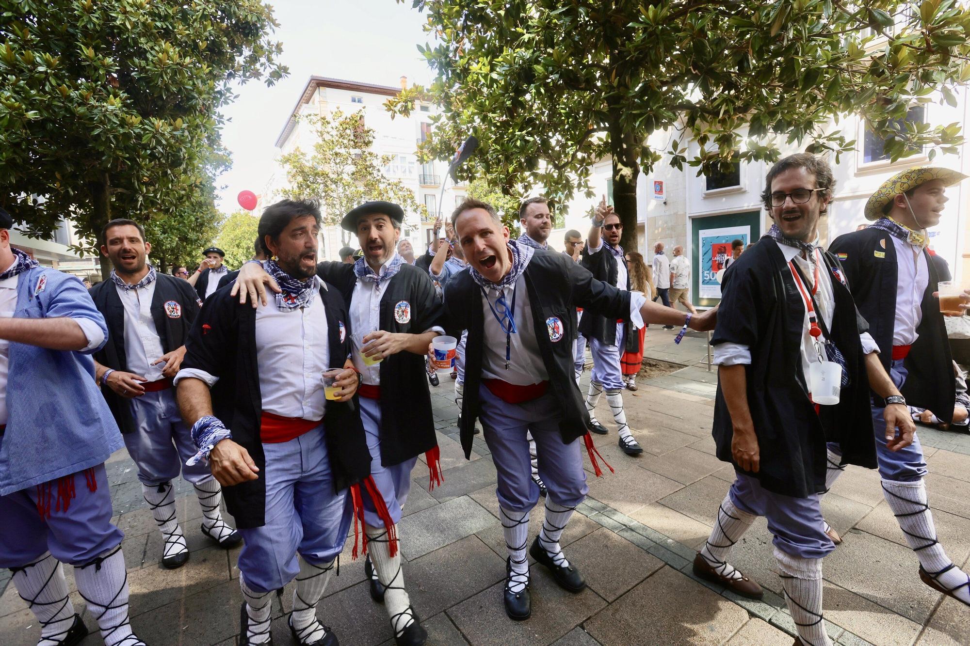 En imágenes: Blusas y neskas desfilan en el segundo paseíllo