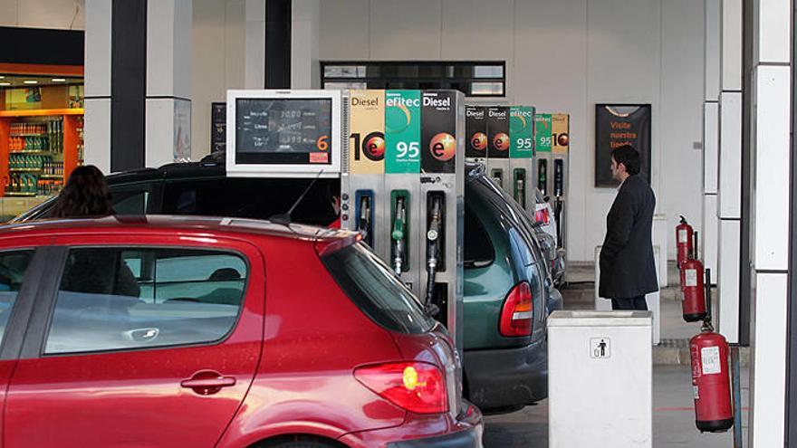 Vehículos repostan en una gasolinera.