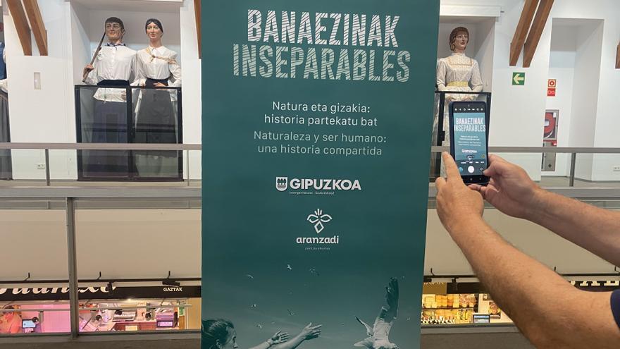 Inauguración de la exposición itinerante Banaezinak-Inseparables en Zarautz