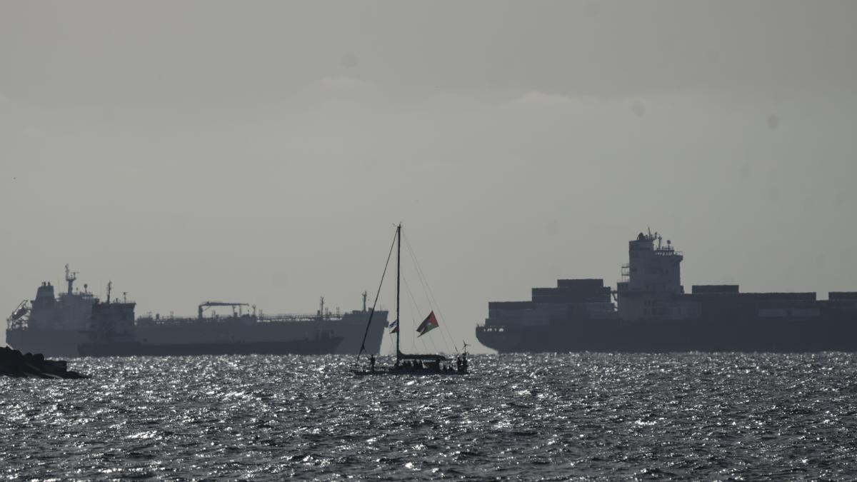 Una embarcación de la Global Sumud Flotilla entra en el puerto de Asdod escoltado por la Armada de Israel tras su interceptación en aguas internacionales por parte del Ejército israelí .