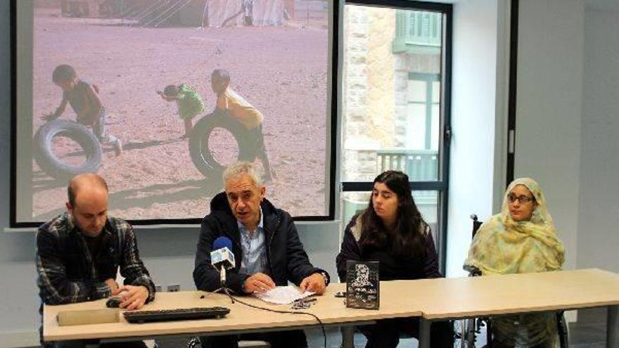 El edil Gari Berasaluze (Cultura), Xabier Euzkitze (Saharautz), la concejala Ane Eizmendi (Inmigración) y la saharaui Akila Sede.