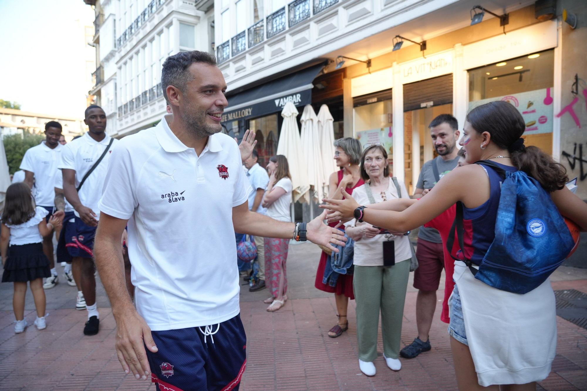 En imágenes: El Baskonia se da un baño de masas en la firma de autógrafos