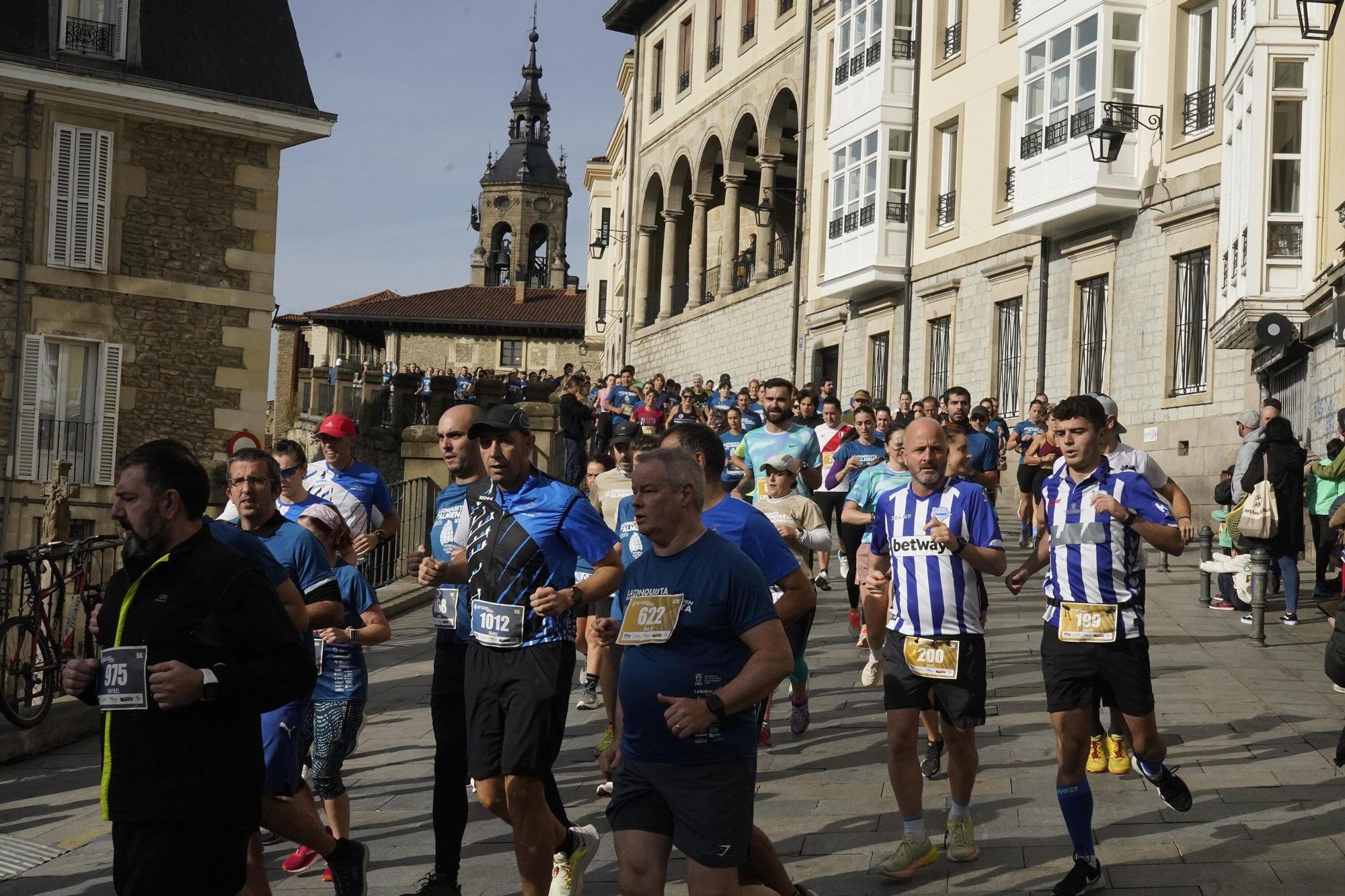 En imágenes: Miles de personas conquistan la Almendra de Gasteiz