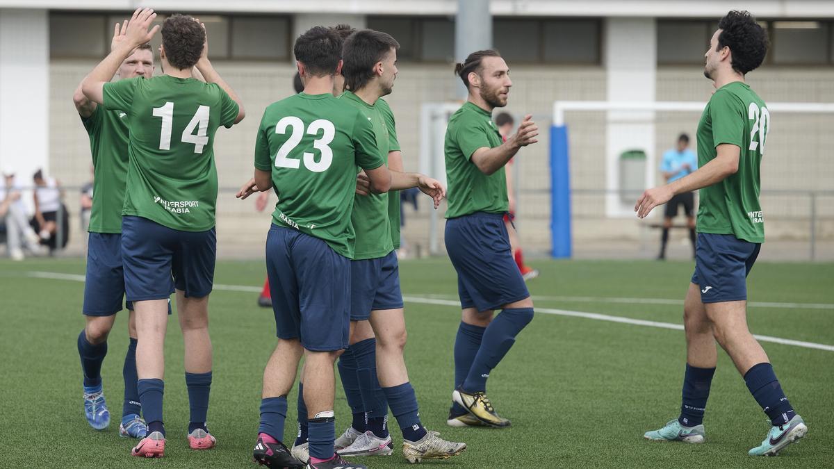 Los jugadores del Iruña celebran un gol durante la pasada temporada.