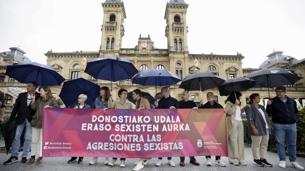 Imagen de una concentración convocada por el Ayuntamiento de Donostia, en rechazo a la agresión sexual sufrida por una mujer en la capital guipuzcoana.